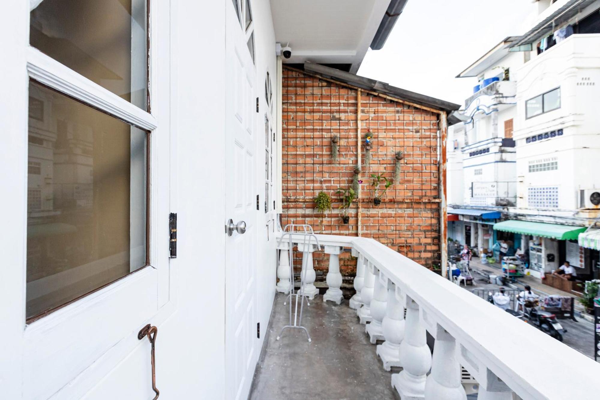 Sweett Lemon Hostel Patong Bagian luar foto