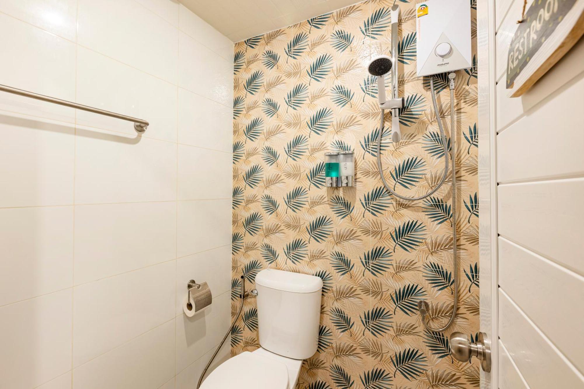 Sweett Lemon Hostel Patong Bagian luar foto