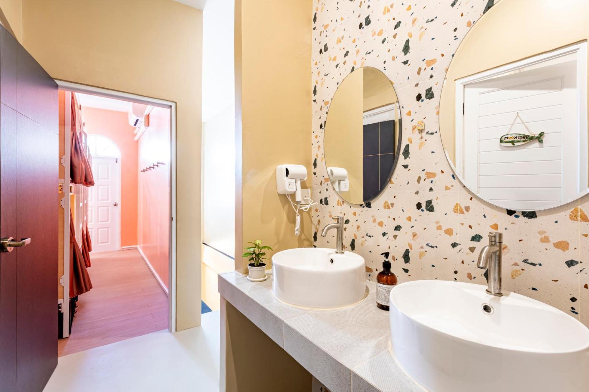 Sweett Lemon Hostel Patong Bagian luar foto