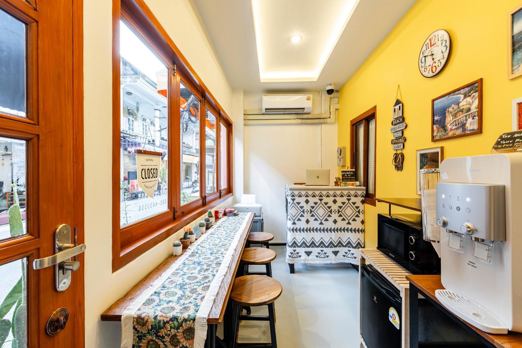 Sweett Lemon Hostel Patong Bagian luar foto